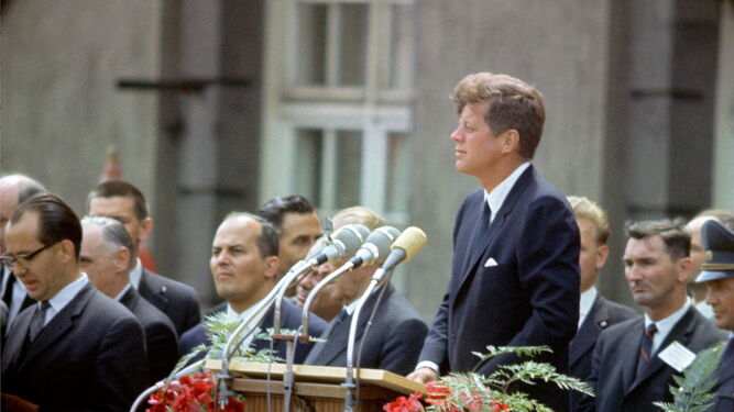 Foto de archivo tomada el 26 de junio de 1963 de John F. Kennedy mientras pronuncia un discurso en Berlín.