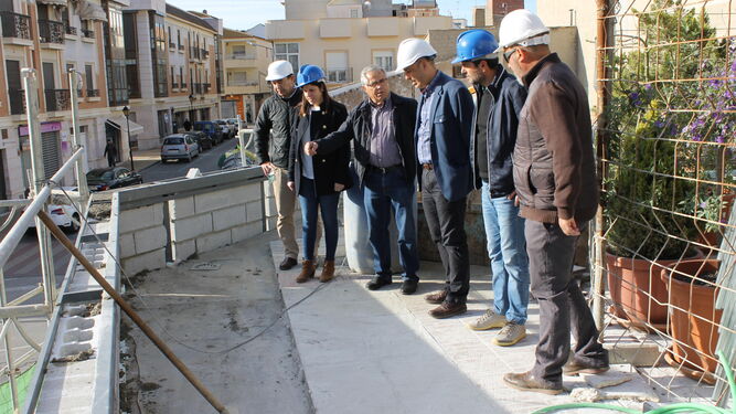 El alcalde Domingo Fernández y los concejales Blas Sánchez y Mónica Navarro, en una visita a las obras.