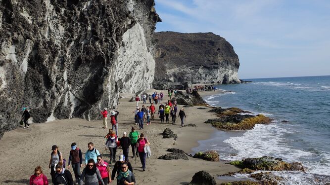 Un grupo de senderistas por una de las playas del Parque Natural de Cabo de Gata-Níjar.