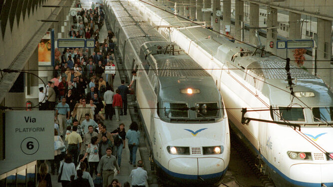 Un grupo de pasajeros se apea de un tren de alta velocidad en la estación de Santa Justa.