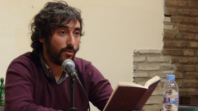 El escritor Abraham Gragera (Madrid, 1973), durante una lectura.