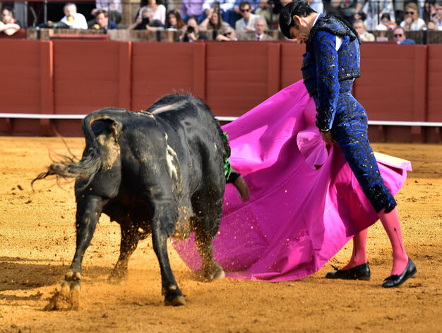 Manuel Jes&uacute;s 'El Cid', con el segundo toro de la tarde.