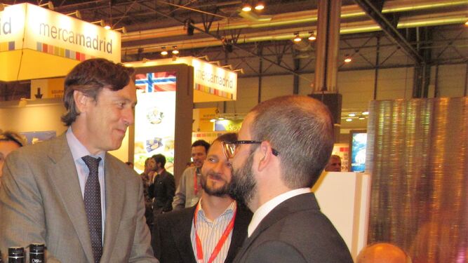 Rafael Hernando, portavoz del PP en el congreso, conversa con un empresario.