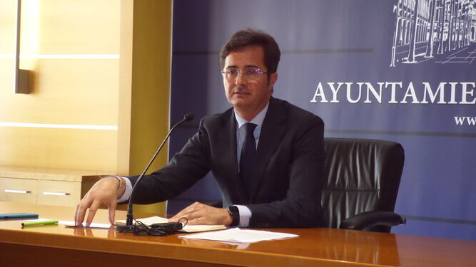 Francisco Góngora, alcalde de El Ejido, ayer durante sus explicaciones a los medios de comunicación.