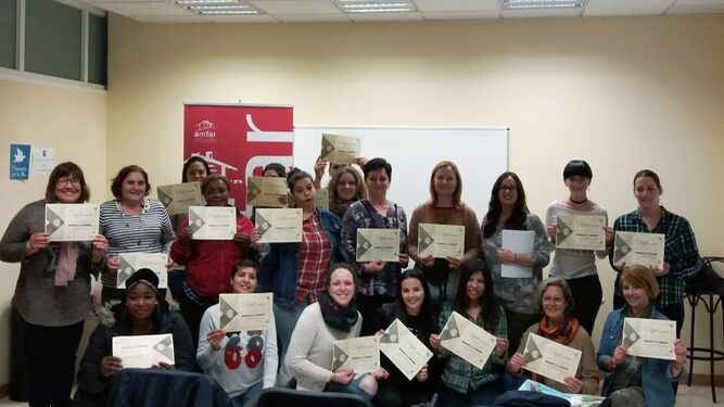 Mujeres participantes con sus diplomas.