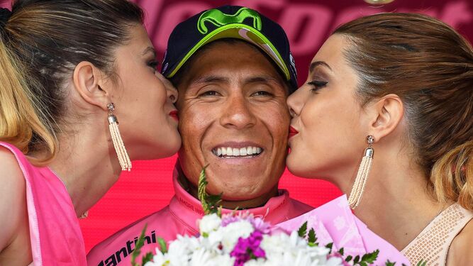 Nairo Quintana es felicitado en el podio.