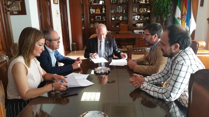 Momento de la firma del contrato de obras, ayer en el Ayuntamiento de Roquetas de Mar.