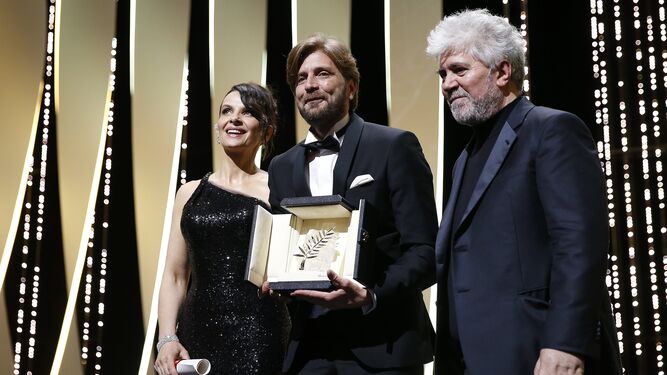 El director de 'The Square', Ruben Ostlund, con la palma de oro junto a Juliette Binoche y Pedro Almodóvar.