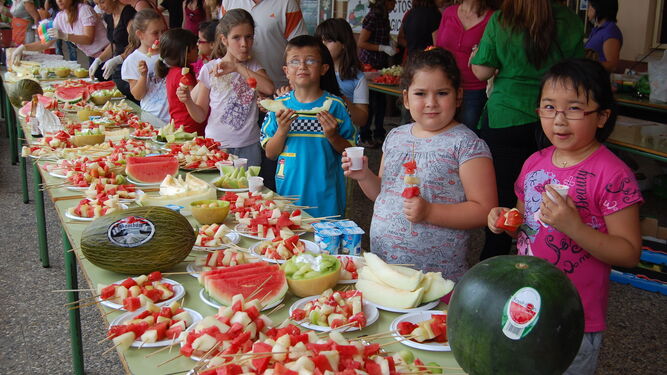Los productos objeto de distribución en los centros escolares serán, principalmente, frescos del sector de frutas y hortalizas, plátano y leche.