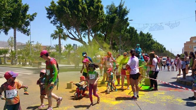 Participantes en la carrera de colores, una de las actividades más peculiares de las fiestas de Vícar.