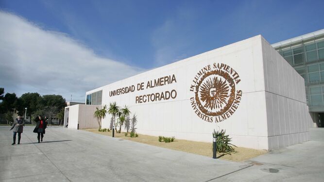 El escudo de la universidad de Almería, que recoge el sol de Portocarrero.