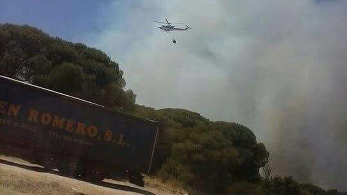 Un helicóptero sobrevuela la zona para apagar las llamas