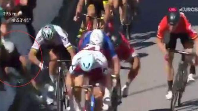 Momento en el que Sagan lanza el codo a Cavendish