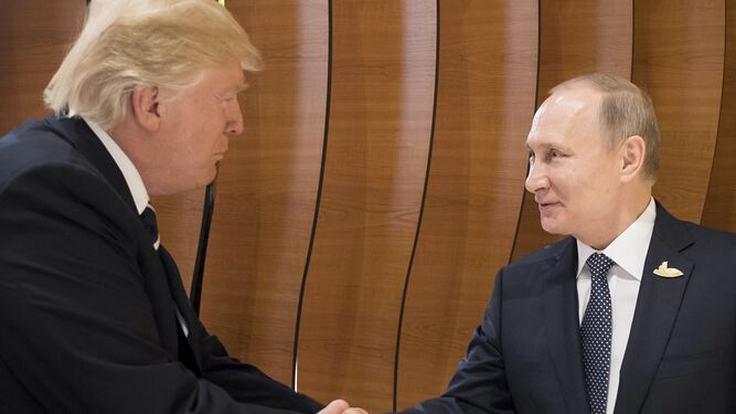 Trump y Putin se dan la mano en Hamburgo.