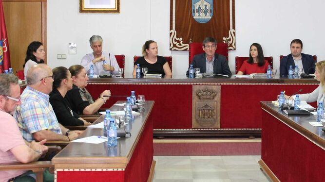 Foto del pleno con el equipo de gobierno y Teresa Piqueras, a la derecha.