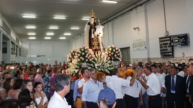 La Virgen del Carmen es muy querida y apreciada por parte de los vecinos de Adra que todos los años le rinden tributo en la procesión.