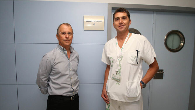 Rafael Rosado, anterior jefe de cirugía, con su sustituto.