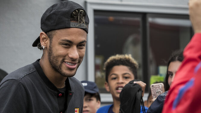 Neymar llega a un entrenamiento en Nueva Jersey.
