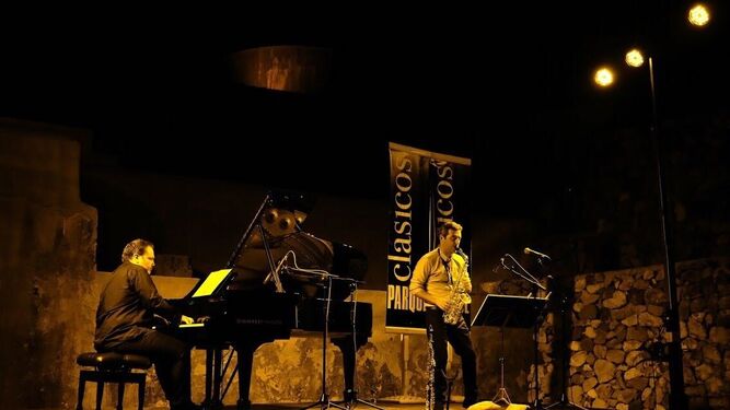 Esteban Ocaña al piano y Juan M. Jiménez al saxofón con su espectáculo 'Entre el clásico y el jazz'.