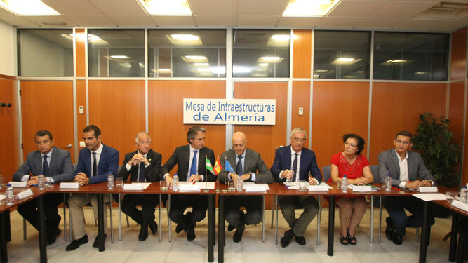 El ministro se reunió ayer con los integrantes de la Mesa de las Infraestructuras de Almería para analizar las comunicaciones ferroviarias.