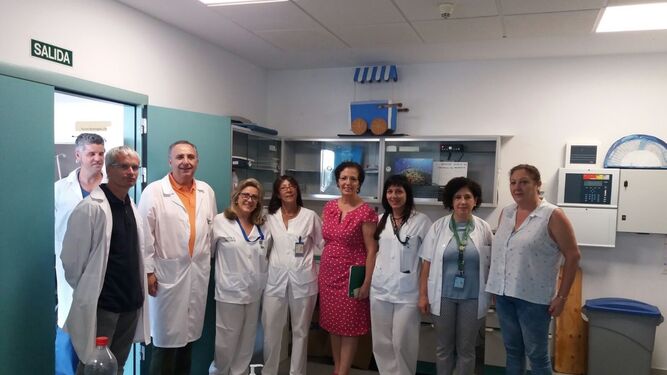 La delegada del Gobierno de la Junta en Almería durante su visita al Hospital de El Toyo acompañada por los profesionales sanitarios.