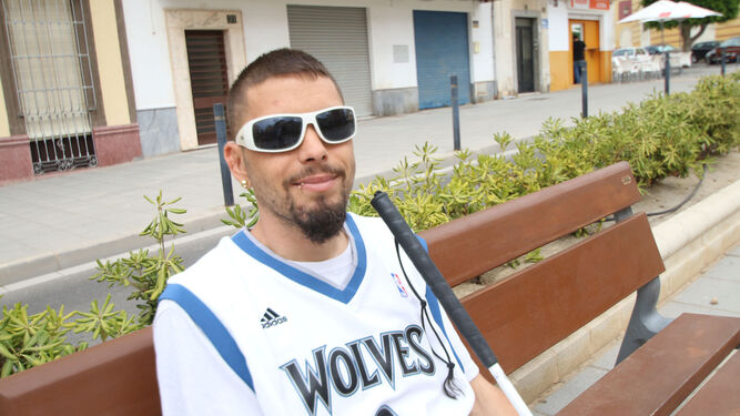 Raúl Martínez, 'El ciego del Rapper' vive en el barrio de la Plaza de Toros.