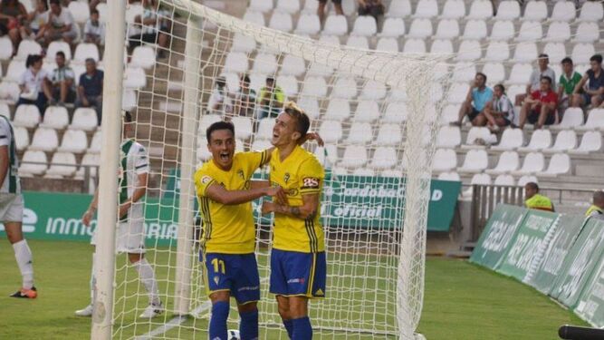 Los cadistas celebran el 0-2, gol de Álvaro García.