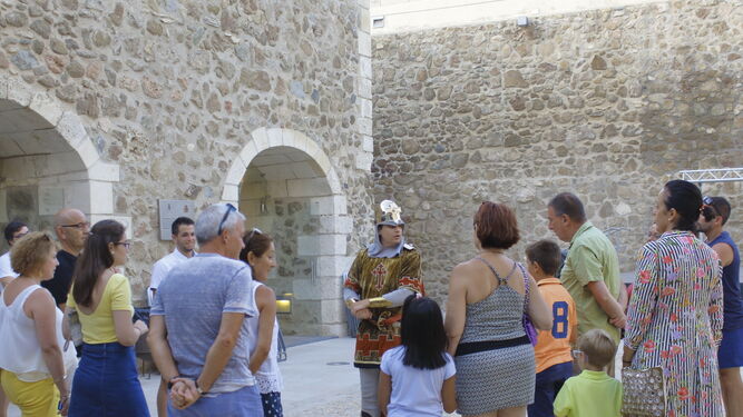 Tomás López Ruiz protagoniza las visitas teatralizadas por el castillo mostrando sus secretos a los turistas.