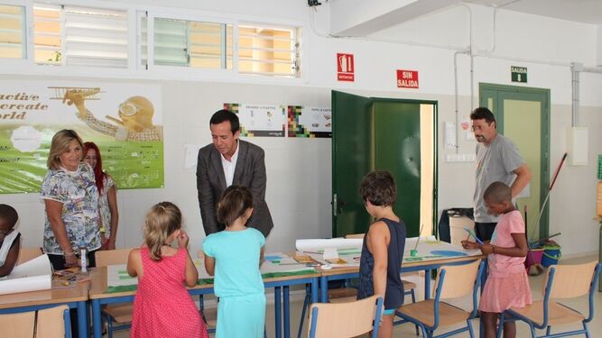 El delegado de Salud, José María Martín, visitó la escuela de verano de las 500 Viviendas y el Tagarete.