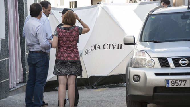 Agentes de la Guardia Civil acordonan la vivienda de la localidad de Arroyo de la Luz donde vivía la fallecida.