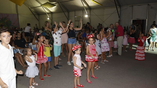 Decenas de niños se animaron a bailar al ritmo de la música.