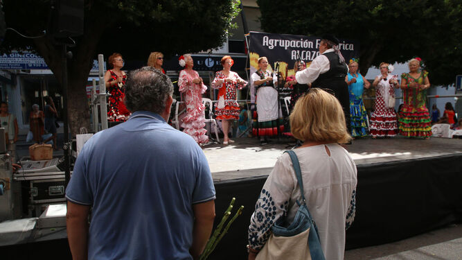 Trajes de flamenca y tejidos tradicionales fueron el centro de todas las miradas.
