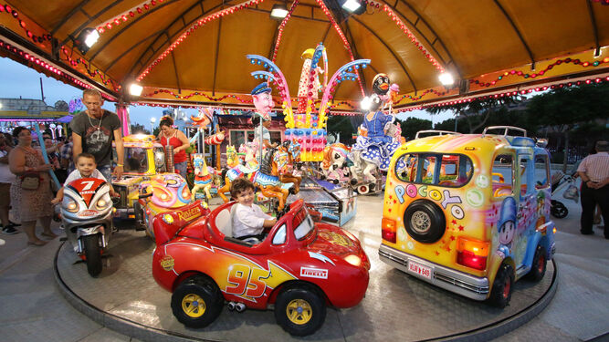 Los coches coloridos fueron el centro de atención de muchos niños y niñas.