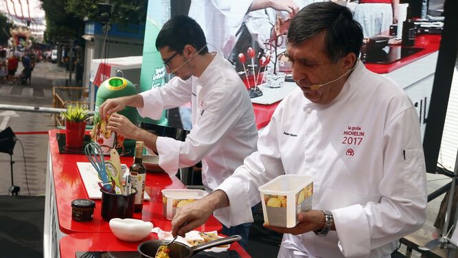 Juan Moreno y José Antonio Moreno, durante la  elaboración de uno de sus platos estrella, el arroz cremoso con atún rojo.