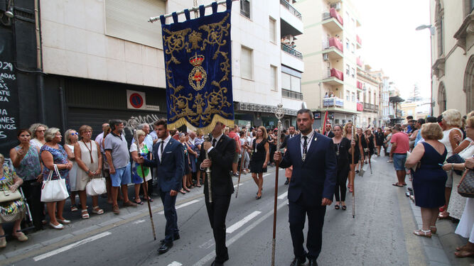 El Presidente de Diputación, Gabriel Amat, junto al resto de diputados tras la Virgen del Mar.