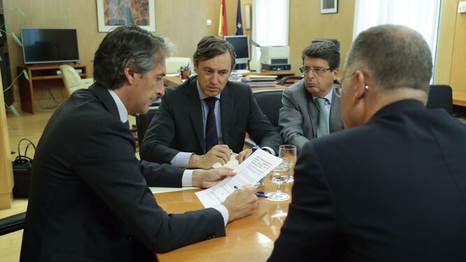 Íñigo de la Serna, Rafael Hernando, Juan José Matarí y Juan Bravo en la reunión mantenida ayer en el Ministerio.