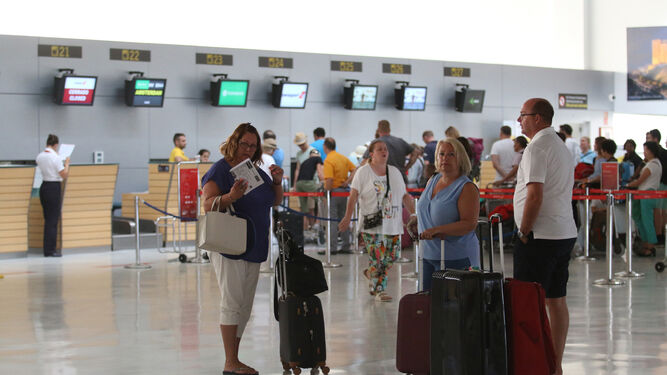 Bullicio en la terminal del aeropuerto de Almería durante el mes de agosto.