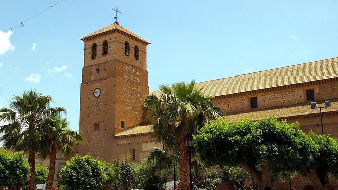 El imponente campanario de la iglesia de Nuestra Señora de la Encarnación marca el 'skyline' de esta localidad de la comarca de los Filabres.
