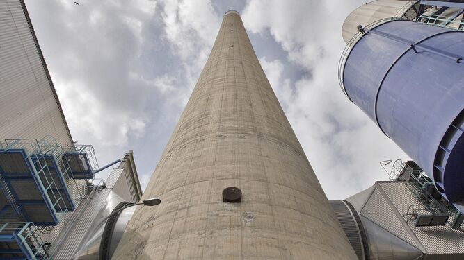 Torre de la central de Carboneras, donde se instaurará la batería eléctrica más grande de toda España.