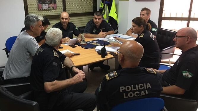César Arróniz durante una reunión de coordinación con la Policía Local.