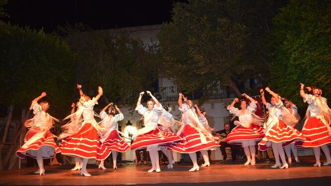 Las refajonas de Níjar durante la interpretación de uno de los bailes.