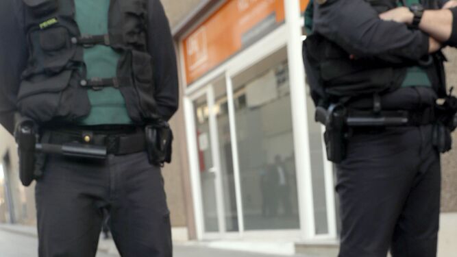 Agentes de la Guardia Civil, ayer en Tarrasa, ante una empresa de mensajería intervenida.