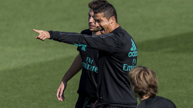 Cristiano Ronaldo realiza un gesto a Tejero en presencia de Modric durante el entrenamiento madridista.