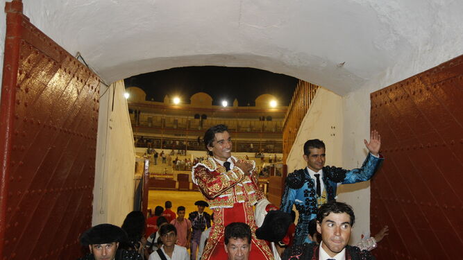 Curro Díaz, por la Puerta Grande de Almería tras cortarle dos orejas a 'Jarito' en la que cerró el ciclo.