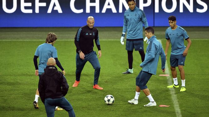 Zidane participa en un rondo con Modric, Cristiano Ronaldo, Achraf y Keylor Navas en el estadio de Dortmund.