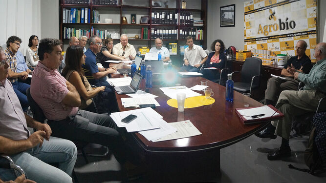 Imagen de la reunión celebrada ayer en la sede de Agrobío.