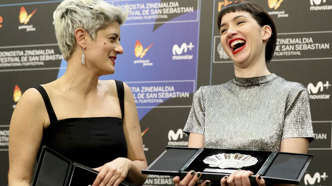 Anahí Berneri, con su Concha de Plata y la actriz premiada, Sofía Gala.