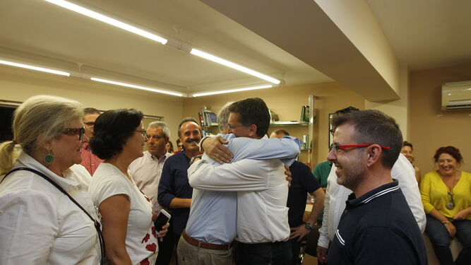 Militantes y cargos abrazan, entre vítores y aplausos, al secretario general una vez conocidos los resultados en su despacho en la sede del PSOE.