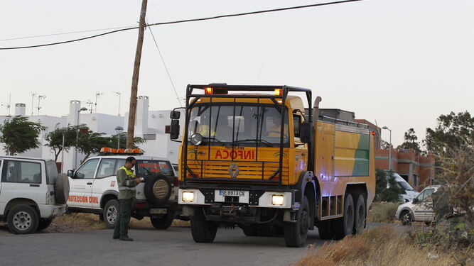Uno de los vehículos autobomba del Infoca desplegado en el paraje del Pozo de los Frailes para extinguir el incendio de finales de junio.