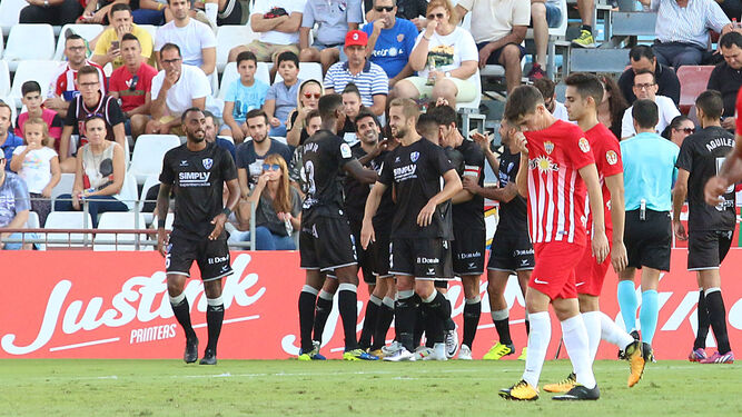 Los jugadores del Huesca celebran uno de sus tantos en los Juegos Mediterráneos.